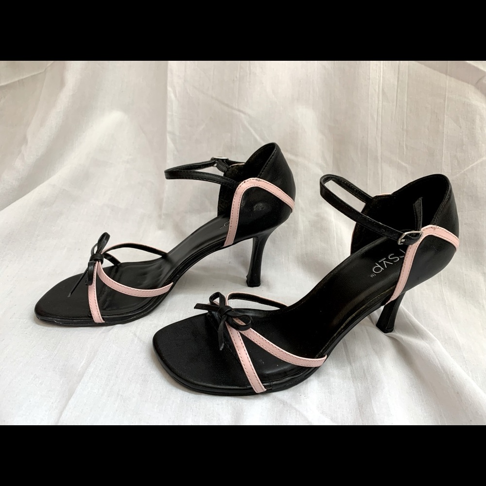 Cute black heels with pink strap & bow detail. Sz8